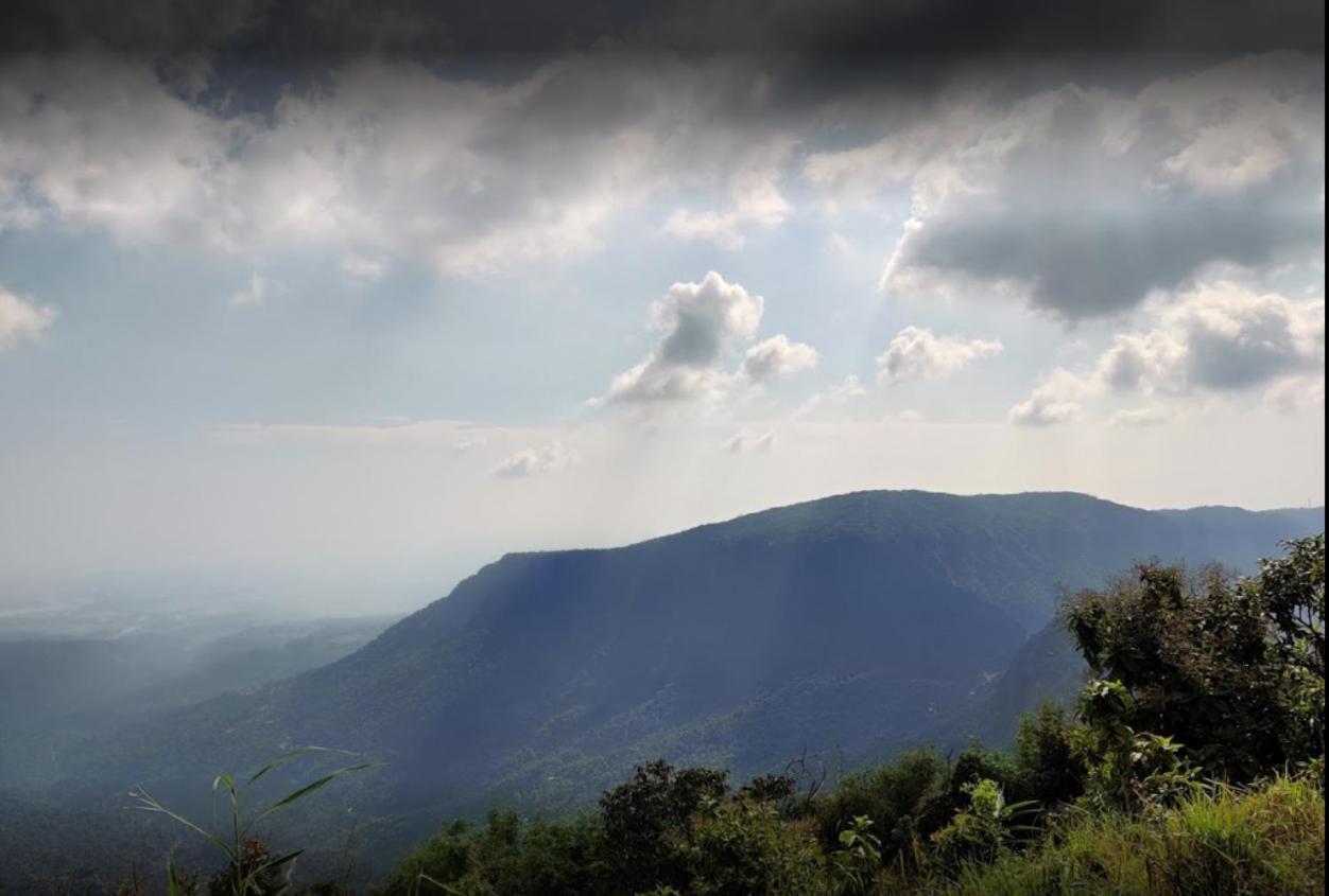 Breiancy Holiday Inn Cherrapunji Eksteriør bilde