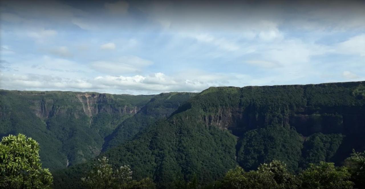 Breiancy Holiday Inn Cherrapunji Eksteriør bilde