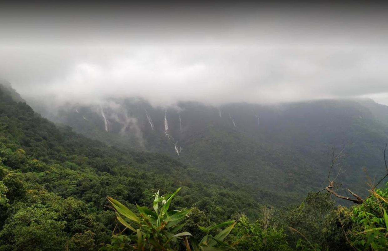 Breiancy Holiday Inn Cherrapunji Eksteriør bilde